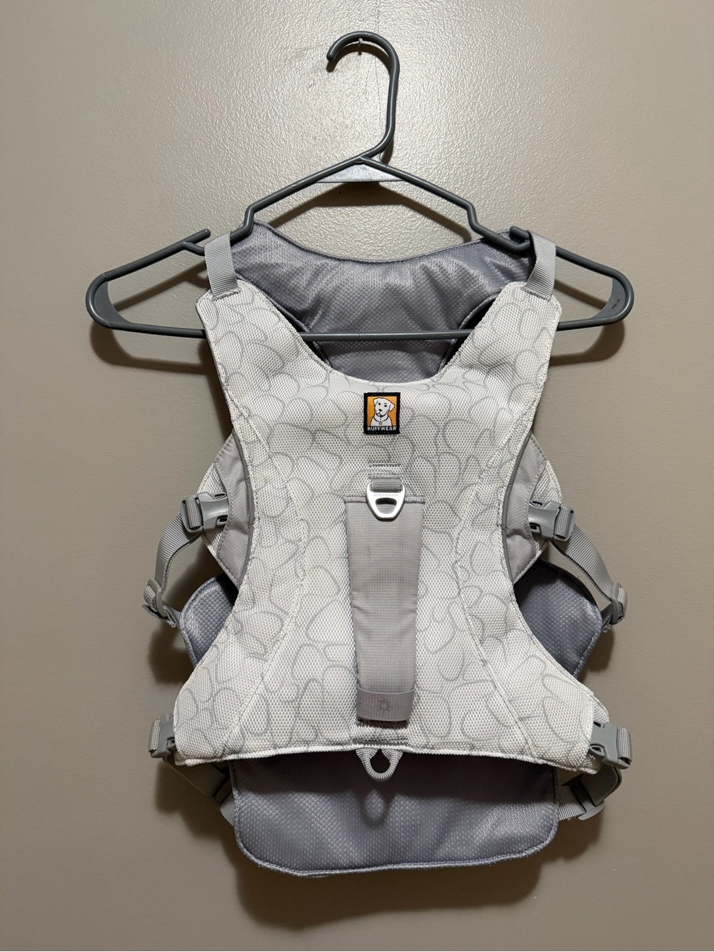 RuffWear Swamp Cooler Dog Cooling Harness in Light Gray and White - Picture 8 of 10
